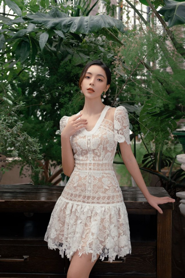 ‘Nâng cấp’ độ sang chảnh với trang phục vải ren hiện đại- Ảnh 2. ‘Nâng cấp’ độ sang chảnh với trang phục vải ren hiện đại- Ảnh 2.