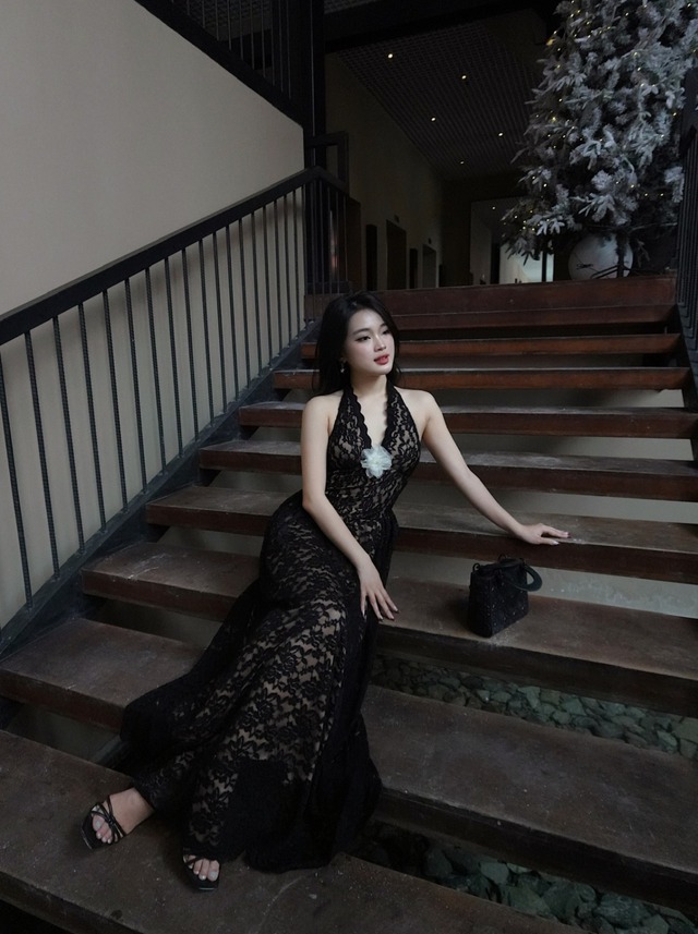 ‘Nâng cấp’ độ sang chảnh với trang phục vải ren hiện đại- Ảnh 4. ‘Nâng cấp’ độ sang chảnh với trang phục vải ren hiện đại- Ảnh 4.