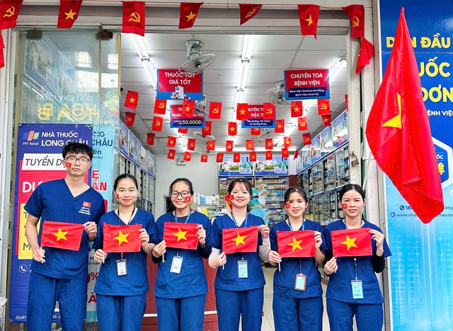 2.025 nhà thuốc Long Châu rực rỡ cờ hoa mừng 50 năm đất nước thống nhất - Ảnh 1.