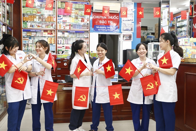 2.025 nhà thuốc Long Châu rực rỡ cờ hoa mừng 50 năm đất nước thống nhất - Ảnh 2.