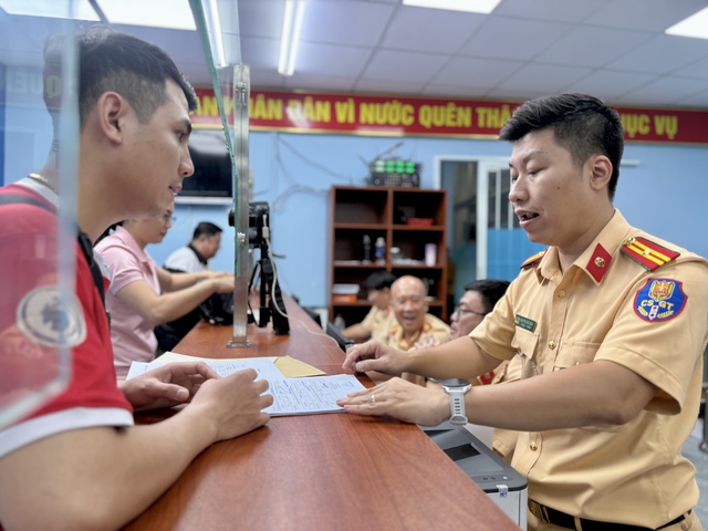 Bị chặn đổi bằng lái xe vì hệ thống chưa gỡ lỗi cũ: CSGT nói gì - Ảnh 3.