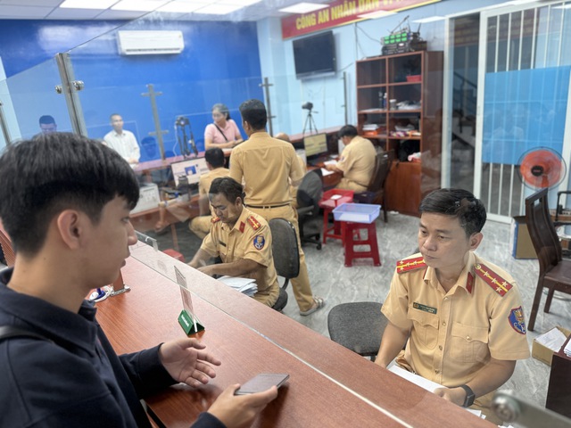 Bị chặn đổi bằng lái xe vì hệ thống chưa gỡ lỗi cũ: CSGT nói gì - Ảnh 2.