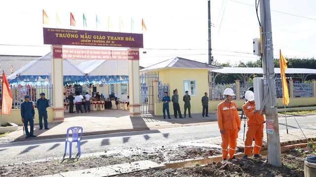 Nhớ mãi nụ cười của cha ngày 'nhà mình có điện'- Ảnh 1.