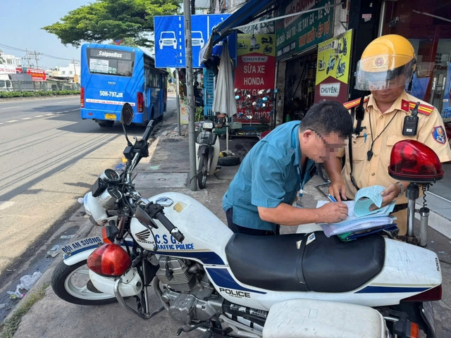 CSGT TP.HCM phạt h&agrave;ng loạt t&agrave;i xế xe bu&yacute;t dừng kh&ocirc;ng s&aacute;t lề, vượt đ&egrave;n đỏ- Ảnh 2.