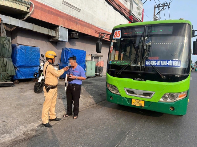 CSGT TP.HCM phạt h&agrave;ng loạt t&agrave;i xế xe bu&yacute;t dừng kh&ocirc;ng s&aacute;t lề, vượt đ&egrave;n đỏ- Ảnh 1.