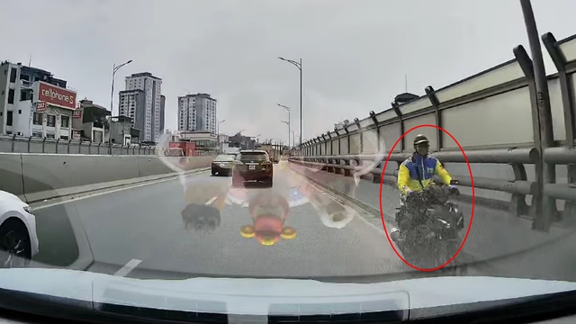 'Thót tin' xe ôm công nghệ phóng ngược chiều trên cao tốc - Ảnh 1.