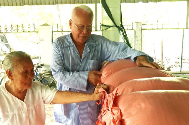 Chuyện tử tế: Cụ ông hơn 20 năm tặng gạo cho người nghèo - Ảnh 1.