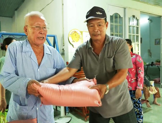 Chuyện tử tế: Cụ ông hơn 20 năm tặng gạo cho người nghèo - Ảnh 2.