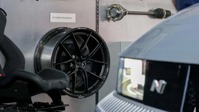 Vật liệu sợi carbon đứng trước nguy cơ cấm sử dụng trên ô tô, xe máy - Ảnh 1.