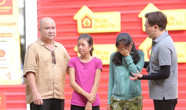 Nghệ sĩ Ho&agrave;ng Sơn bật kh&oacute;c trước người vợ ung thư thay chồng nu&ocirc;i 2 con nhỏ- Ảnh 1.