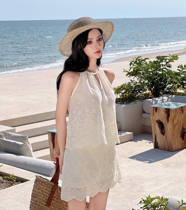Đừng ngại ‘khơi gợi’ nét riêng với những chiếc áo cổ yếm - Ảnh 3.