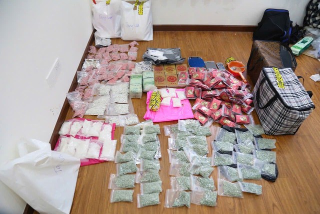 Bình Dương: Nữ nghi phạm thuê căn hộ bán ma túy online, tang vật có cả súng - Ảnh 2. Bình Dương: Nữ nghi phạm thuê căn hộ bán ma túy online, tang vật có cả súng - Ảnh 2.