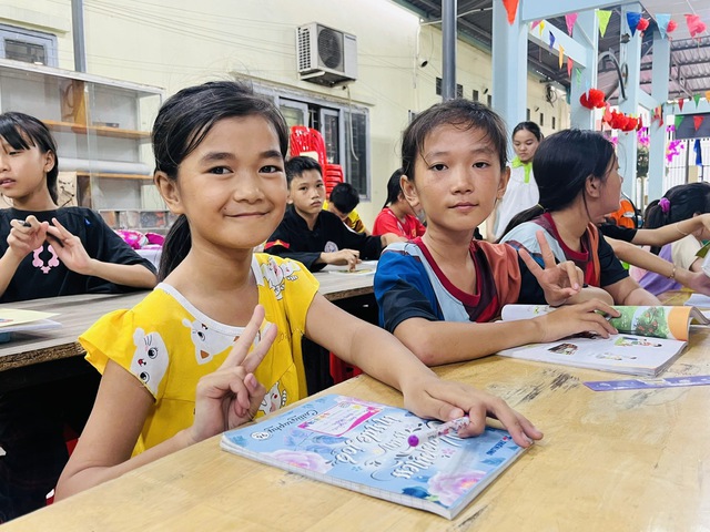 Lớp học tình thương ở Bình Trưng Đông, chuyện phi thường của ngoại Thủy- Ảnh 2. Lớp học tình thương ở Bình Trưng Đông, chuyện phi thường của ngoại Thủy- Ảnh 2.