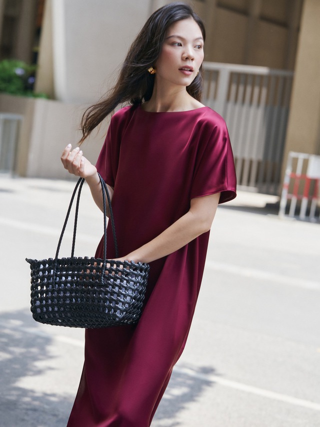 Đầm dài đơn sắc, nét trang nhã an nhiên giữa mùa hạ - Ảnh 2.