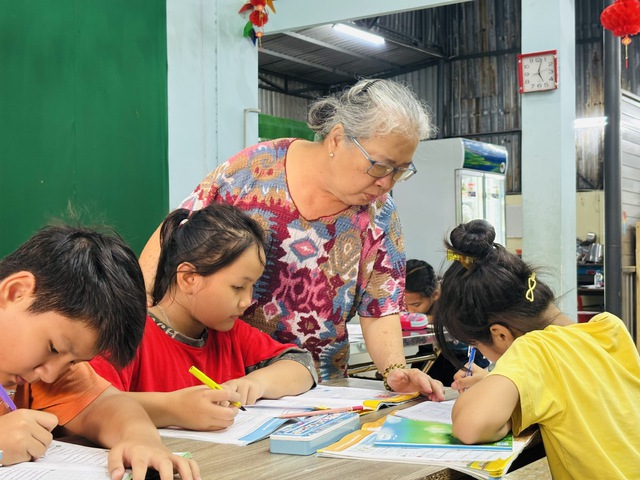 Lớp học tình thương ở Bình Trưng Đông, chuyện phi thường của ngoại Thủy- Ảnh 1. Lớp học tình thương ở Bình Trưng Đông, chuyện phi thường của ngoại Thủy- Ảnh 1.