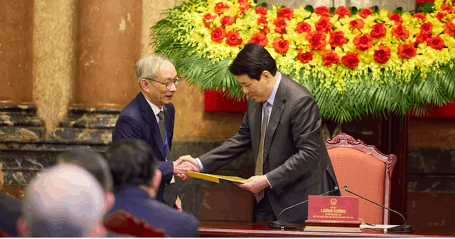 Nhà giáo Nguyễn Xuân Khang tặng Chủ tịch nước Lương Cường 'bức ảnh đặc biệt'- Ảnh 1.