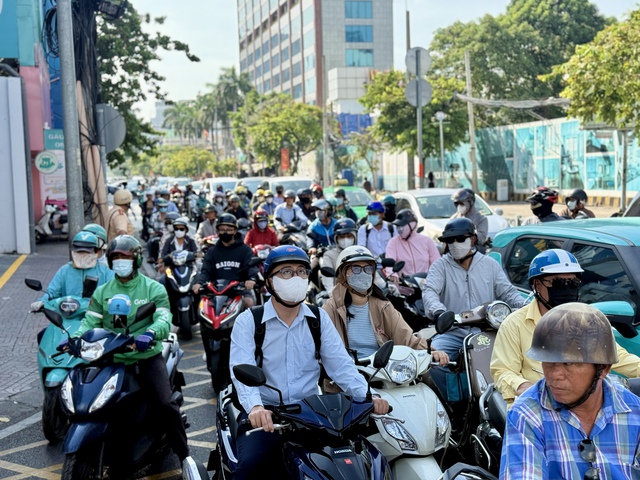 'CSGT sẽ phạt nguội xe đè vạch mắt võng để hạn chế ùn tắc'- Ảnh 3. 'CSGT sẽ phạt nguội xe đè vạch mắt võng để hạn chế ùn tắc'- Ảnh 3.
