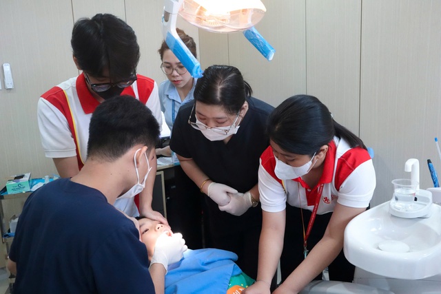 Bệnh viện ĐH Y dược Buôn Ma Thuột chữa bệnh răng miệng miễn phí trẻ bại não- Ảnh 1.