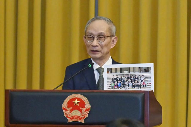 Nhà giáo Nguyễn Xuân Khang tặng Chủ tịch nước Lương Cường 'bức ảnh đặc biệt'- Ảnh 2.