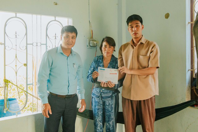 Trao tiền bạn đọc giúp người mẹ gặp nạn- Ảnh 1.