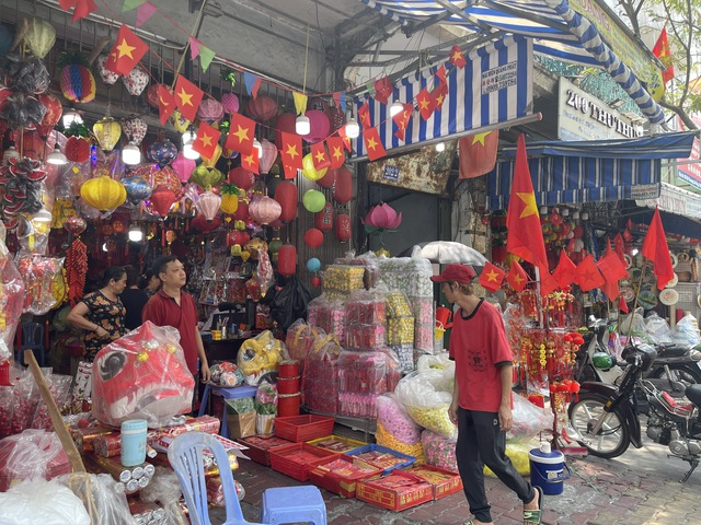 Mua cờ cầm tay chuẩn bị cho đại lễ 30.4 - Ảnh 2.