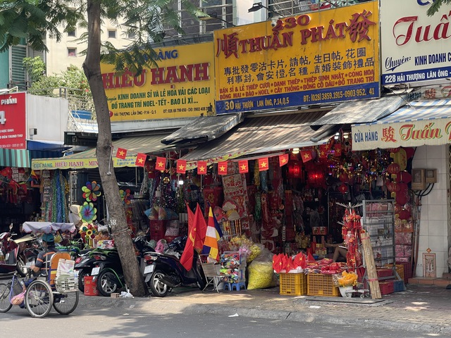 Mua cờ cầm tay chuẩn bị cho đại lễ 30.4 - Ảnh 3.