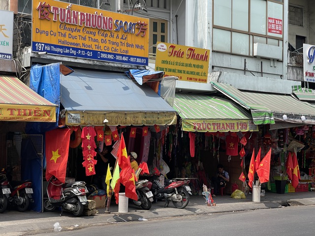 Mua cờ cầm tay chuẩn bị cho đại lễ 30.4 - Ảnh 4.