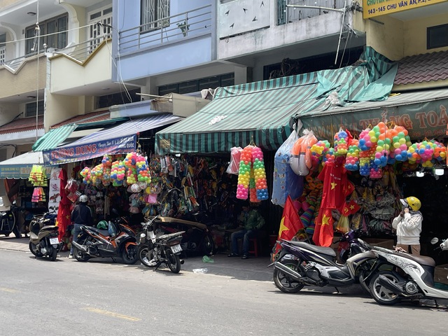 Mua cờ cầm tay chuẩn bị cho đại lễ 30.4 - Ảnh 5.