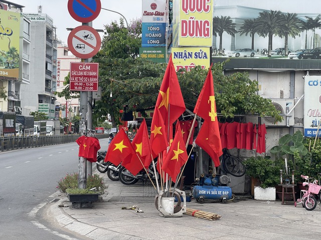 Mua cờ cầm tay chuẩn bị cho đại lễ 30.4 - Ảnh 6.