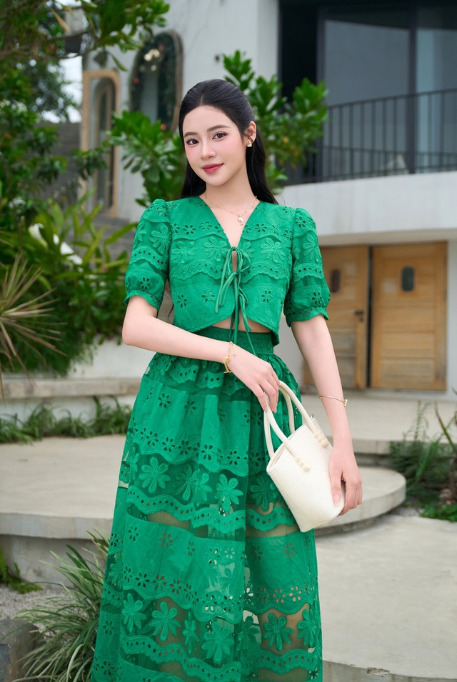 'Hơi thở mùa hè' ngập tràn qua những bộ trang phục xinh yêu- Ảnh 7. 'Hơi thở mùa hè' ngập tràn qua những bộ trang phục xinh yêu- Ảnh 7.