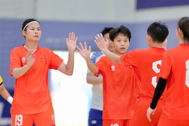 Đội tuyển futsal nữ Việt Nam sang Nhật tập huấn: Thùy Trang lại mơ World Cup- Ảnh 1. Đội tuyển futsal nữ Việt Nam sang Nhật tập huấn: Thùy Trang lại mơ World Cup- Ảnh 1.