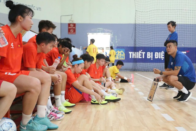 Đội tuyển futsal nữ Việt Nam sang Nhật tập huấn: Thùy Trang lại mơ World Cup- Ảnh 2. Đội tuyển futsal nữ Việt Nam sang Nhật tập huấn: Thùy Trang lại mơ World Cup- Ảnh 2.