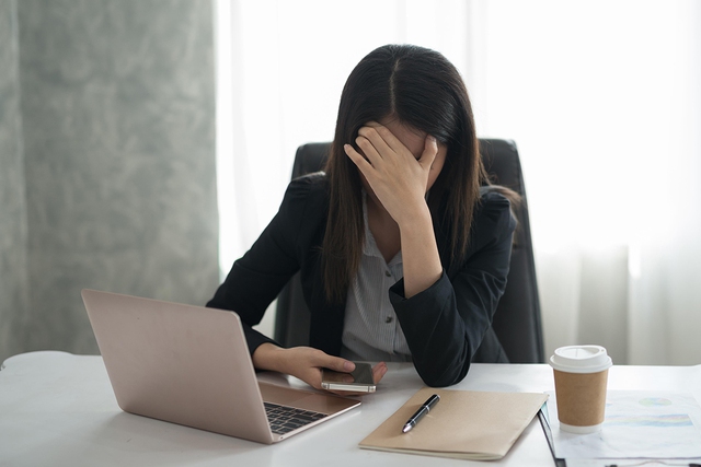 Cười ra nước mắt chuyện lương nhân viên bảo hiểm mỗi tháng mua được một lượng vàng - Ảnh 1.