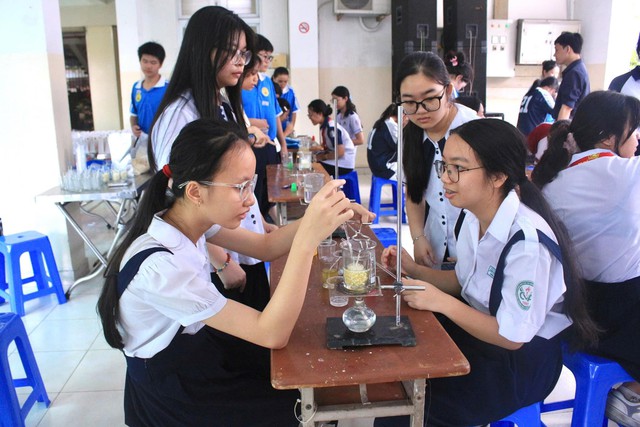 Nên cấm dạy thêm học thêm sau 20 giờ và cả ngày chủ nhật! - Ảnh 2.