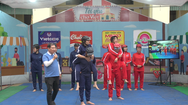 Quang Thắng cùng tiểu thương chợ Thuận Châu cười quên lo âu - Ảnh 2.