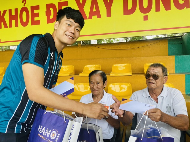 Hùng Dũng, Thành Chung và đội Hà Nội xúc động tri ân các cựu danh thủ TP.HCM- Ảnh 6.