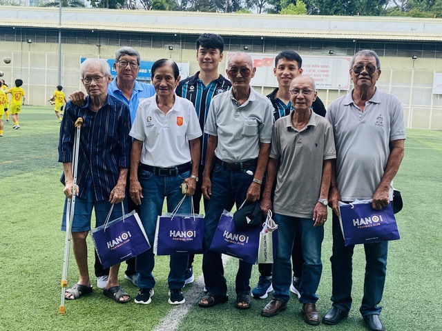 Hùng Dũng, Thành Chung và đội Hà Nội xúc động tri ân các cựu danh thủ TP.HCM- Ảnh 1.