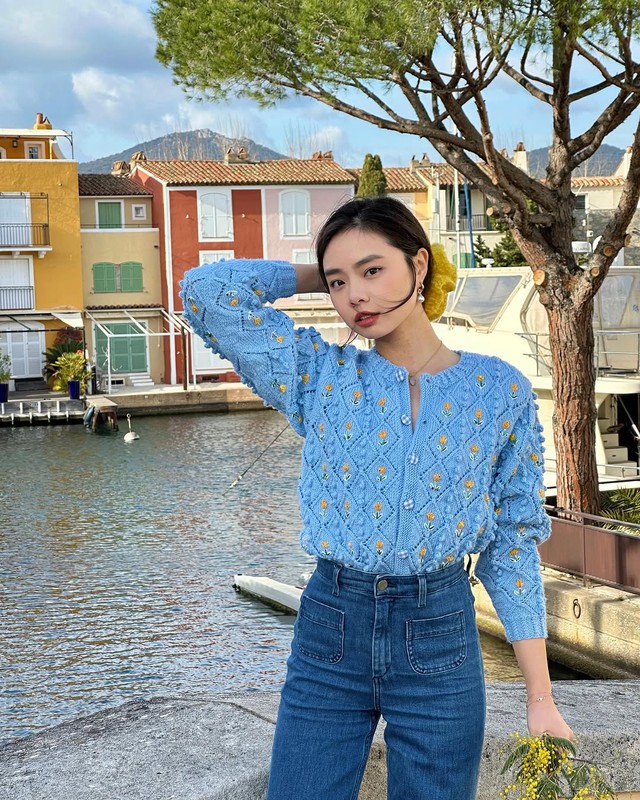 Nâng tầm phong cách với dây buộc tóc bản lớn- Ảnh 1. Nâng tầm phong cách với dây buộc tóc bản lớn- Ảnh 1.