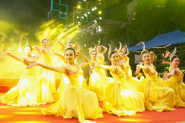 'Bữa tiệc' nghệ thuật trên phố đi bộ Nguyễn Huệ ở TP.HCM- Ảnh 10.