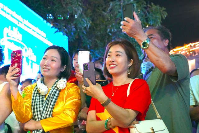 'Bữa tiệc' nghệ thuật trên phố đi bộ Nguyễn Huệ ở TP.HCM- Ảnh 11.