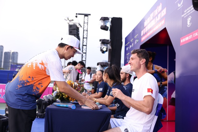 Siêu sao pickleball quốc tế giao lưu với người hâm mộ tại cụm sân Pickleball D-Joy- Ảnh 2. Siêu sao pickleball quốc tế giao lưu với người hâm mộ tại cụm sân Pickleball D-Joy- Ảnh 2.