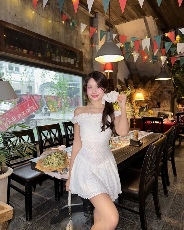 Nâng tầm phong cách với dây buộc tóc bản lớn- Ảnh 5. Nâng tầm phong cách với dây buộc tóc bản lớn- Ảnh 5.