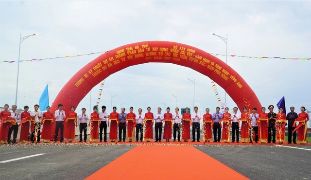Phó thủ tướng Trần Hồng Hà dự lễ thông xe kỹ thuật cao tốc qua Hà Tĩnh - Ảnh 1.