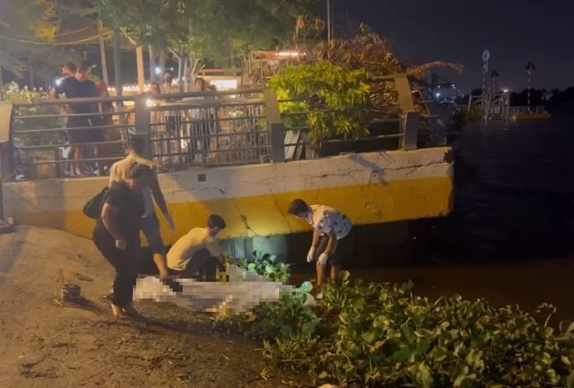 Thi thể không quần áo trong đám lục bình ở bờ sông Sài Gòn- Ảnh 1.