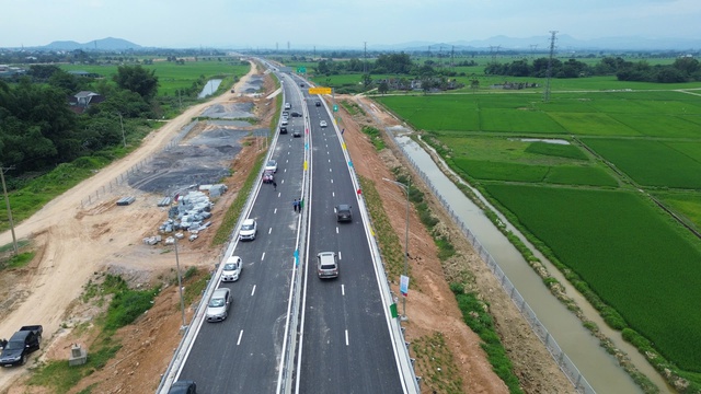 Phó thủ tướng Trần Hồng Hà dự lễ thông xe kỹ thuật cao tốc qua Hà Tĩnh - Ảnh 2.