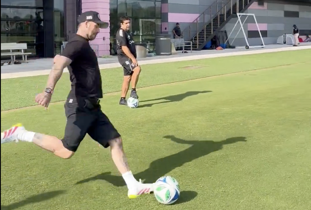 David Beckham gây bão với cú đá phạt góc thành bàn ở tuổi sắp 50- Ảnh 1.