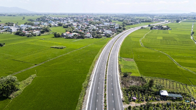 Bình Định đưa vào sử dụng tuyến đường nghìn tỉ kết nối đông - tây- Ảnh 1.