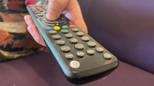 Lý do một số nút trên điều khiển TV có chấm nhỏ - Ảnh 1.
