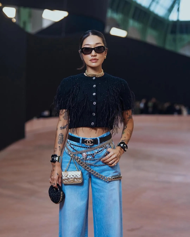 Xu hướng đeo charm cho quần jeans nở rộ trong mùa hè 2025- Ảnh 1. Xu hướng đeo charm cho quần jeans nở rộ trong mùa hè 2025- Ảnh 1.