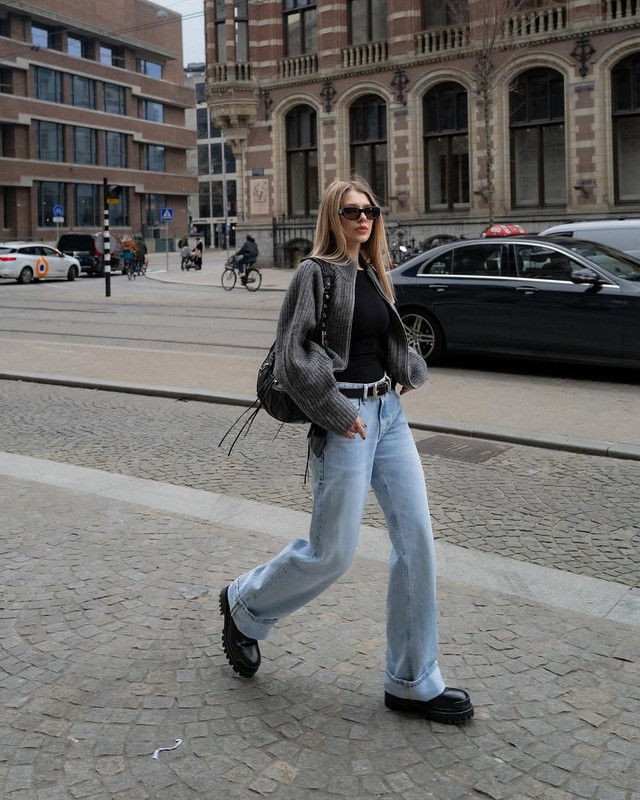 Quần ống rộng, quần denim xanh... những chiếc quần thời thượng của mùa nắng - Ảnh 1.